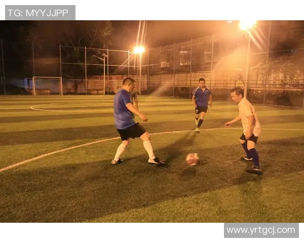 黑白色调下的足球传奇人物壁纸展现球场英姿与历史风采